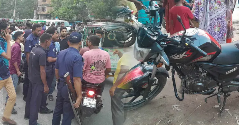 দুর্ঘটনাস্থলে মানুষের ভিড় ও দুর্ঘটনাকবলিত মোটরসাইকেল